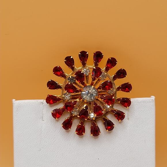 Vintage Red Clear Rhinestone Pendant Brooch, Gold Tone, 1 3//8 Inch, Mid-Century - Picture 6 of 8